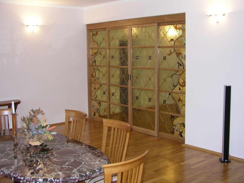 Перегородка для гостиной с цветным стеклом и декоративными вставками Белореченск