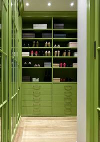 Г-образная гардеробная комната в зеленом цвете Белореченск
