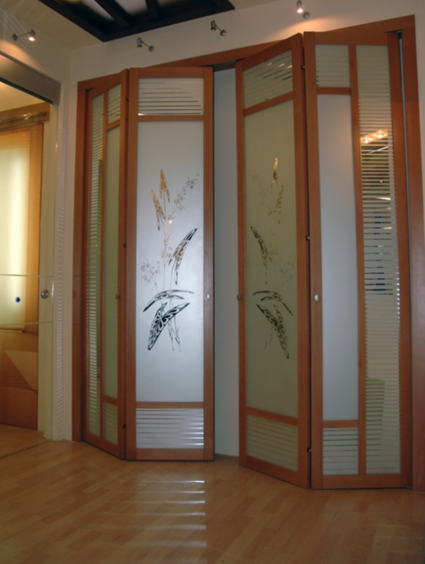 Широкие двери гармошка с матовым стеклом и рисунком Белореченск